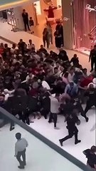 iPhone 15 alabilmek için birbirlerini ezdiler