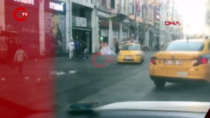 Скачать видео: İstiklal Caddesi'nde tekme tokat kavga!