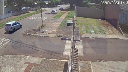 Veja momento em que mulher colide contra traseira de carro estacionado no Cascavel Velho