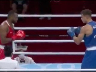 JO 2020 de Tokyo : INSOLITE ! Un boxeur tente de mordre l'oreille de son adversaire...