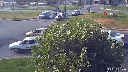 Kütahya'da otomobilin motosikletli kuryeye çarpma anı kamerada