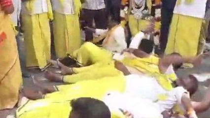 చిత్తూరు జిల్లా: రోడ్డుపై పొర్లు దండాలతో వినూత్న నిరసన