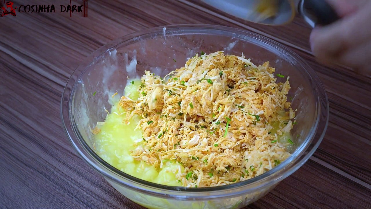 Bolinho de Mandioca com Frango - Dark Receitas