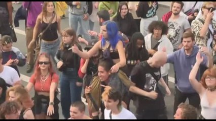 A Parigi la Technoparade, è il 25esimo anniversario