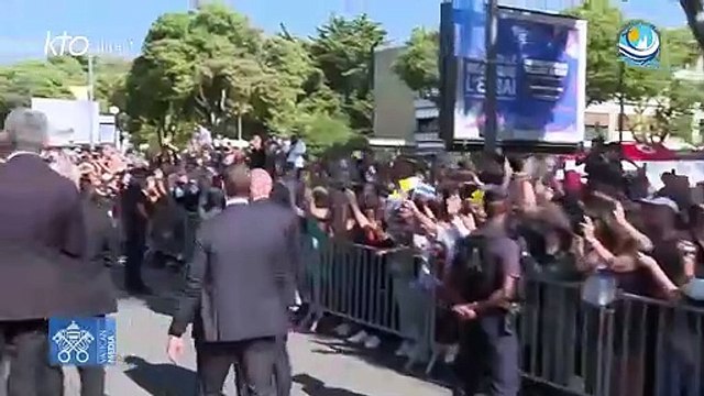 Regardez le Pape qui remonte l'avenue du Prado à Marseille sous les acclamations