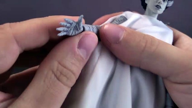 NECA Universal Monsters The Bride of Frankenstein Black And White Version | Spooky Spot 2023