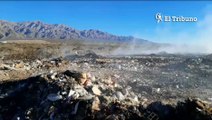 Desde hace un año y medio arden miles de toneladas de basura entre Cafayate, San Carlos y Animaná