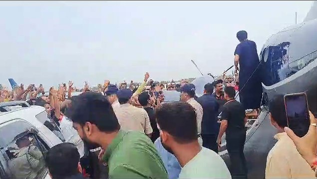 खंडवा में बागेश्वर धाम पंडित धीरेंद्र शास्त्री का दिव्य दरबार, सनातन पर सवाल उठाने वालों को दिया करारा जवाब