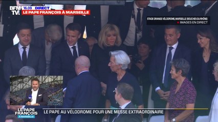 Скачать видео: Le pape à Marseille: Emmanuel Macron est arrivé au stade Vélodrome pour assister à la messe du pape François