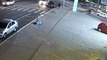 Câmera flagra homem sendo atropelado por moto na faixa de pedestres