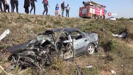 Kavşakta 2 araç çarpıştı, ortalık savaş alanına döndü! Ölü ve yaralılar var