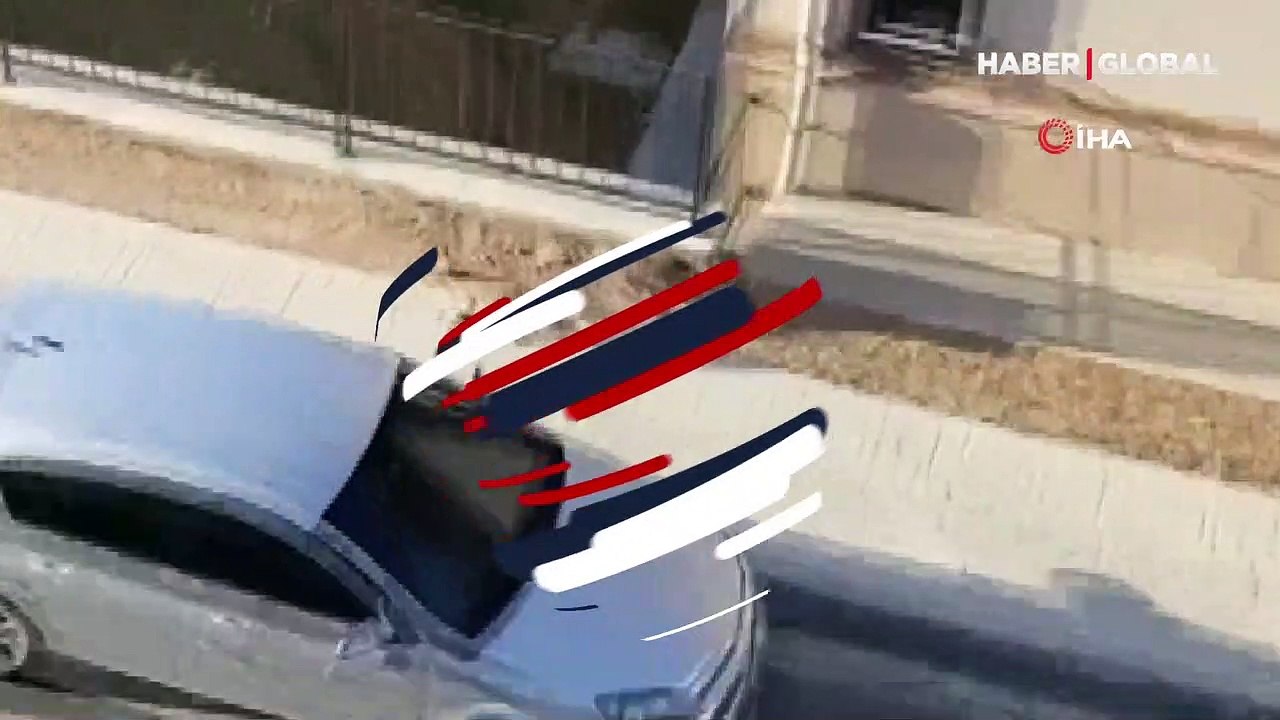 Elazığ'da şehir merkezine inen tilki eve girdi: O anlar kamerada