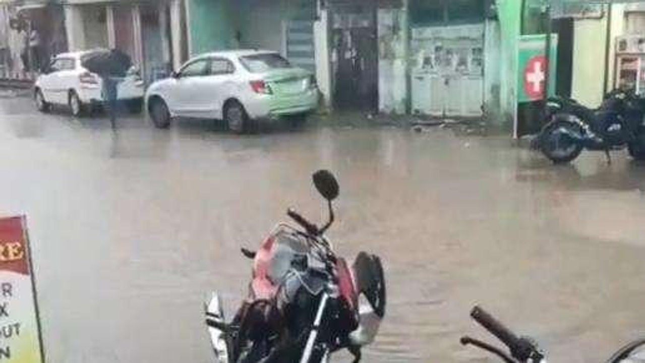 తిరుపతి జిల్లా: ఉరుములతో దంచికొట్టిన వర్షం... విద్యుత్ సరఫరాకు అంతరాయం