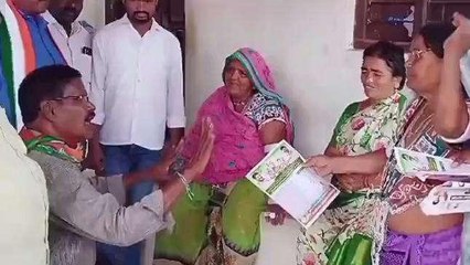 అచ్చంపేట: కాంగ్రెస్ పథకాలను వివరిస్తున్న కాంగ్రెస్ శ్రేణులు