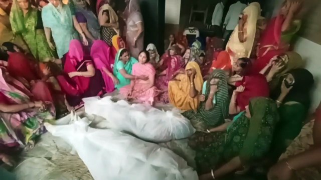 हाई स्पीड में टायर फटने से बोलेरो कार से भिड़ी, दंपती समेत तीन की मौत
