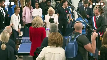Francia, sfida a tennis tavolo tra Camilla e Brigitte Macron