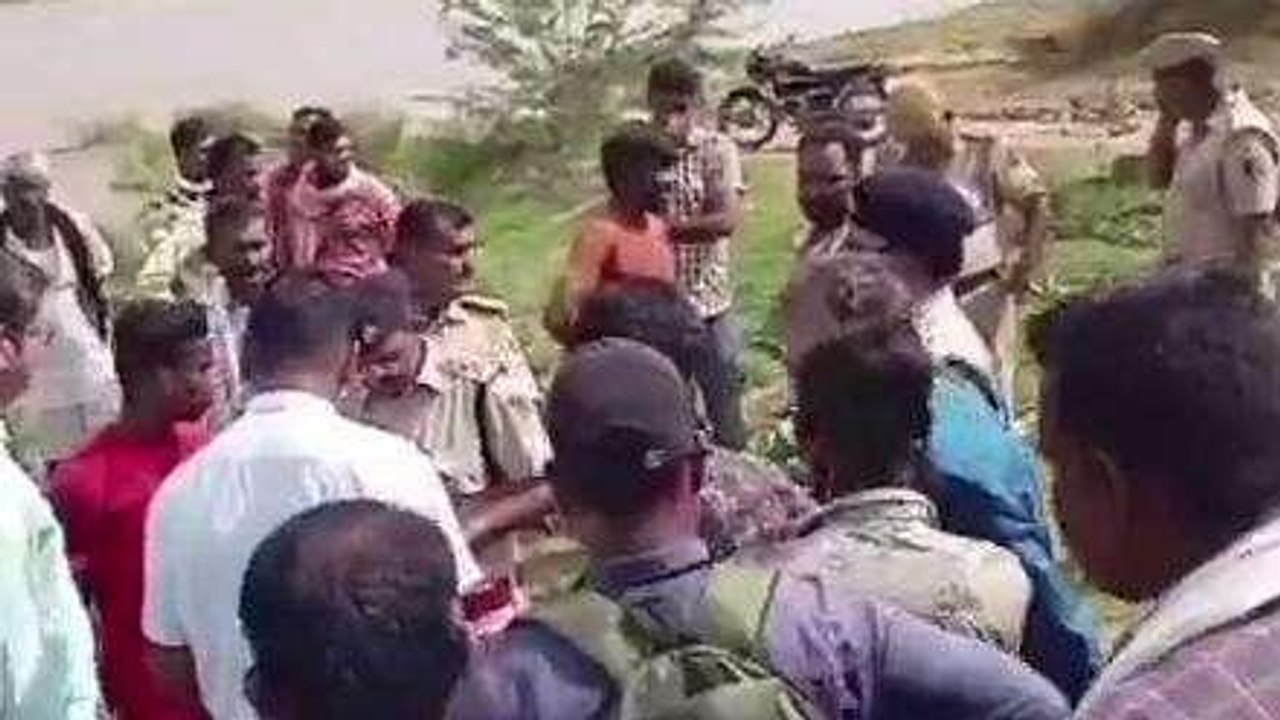 मछली पकड़ते समय पांच लोग नदी में बहे, दो लोग तैरकर निकले बाहर, देखें VIDEO