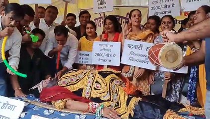 Patwarias played drums to awaken #Kumbhkaran in Ratlam