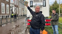 Aşırı sağcı Wagensveld, Türk büyükelçiliği önünde Kuran-ı Kerim yırttı