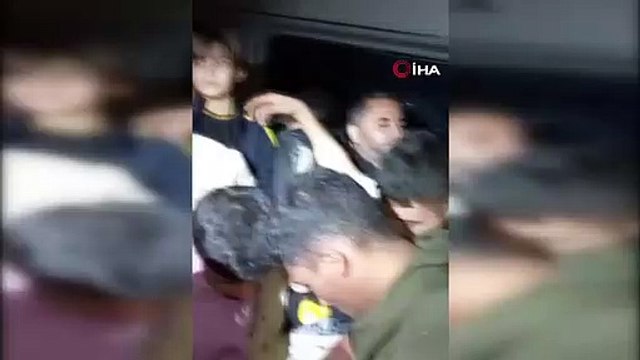 Umuda yolculukta pes dedirten görüntüler: Çocuk ve bebeklerin ortasında sigara içti
