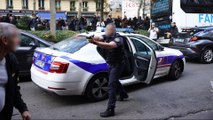 Paris : visé par des projectiles, un policier braque son arme sur des manifestants