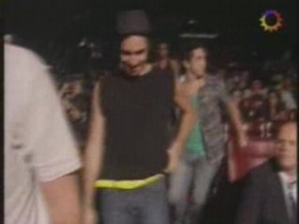 Vale Presentando Un Premio en los Gardel