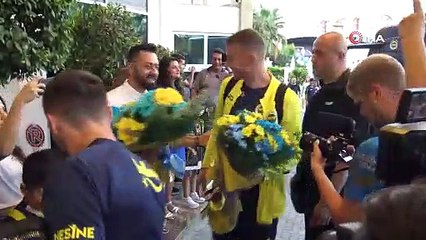 Fenerbahçe, Alanya'da meşale ve çiçeklerle karşılandı