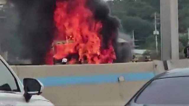 영동고속도로 달리던 화물차에서 불...다친 사람 없어 / YTN