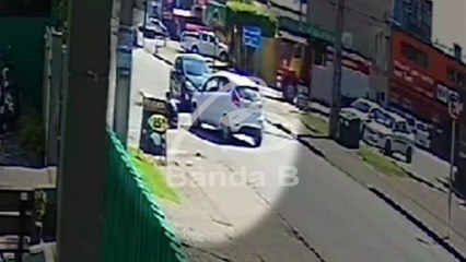 "Ciclista predestinado" atropelado por carro é socorrido por bombeiros segundos após acidente