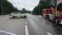 أمطار في السويد تتسبب بانهيار طريق سريع وبحفرة سقطت فيها حافلة وعديد السيارات