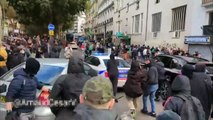 Fransa'da göstericiler polis aracına saldırdı, memur silah çekerek kalabalığı dağıttı