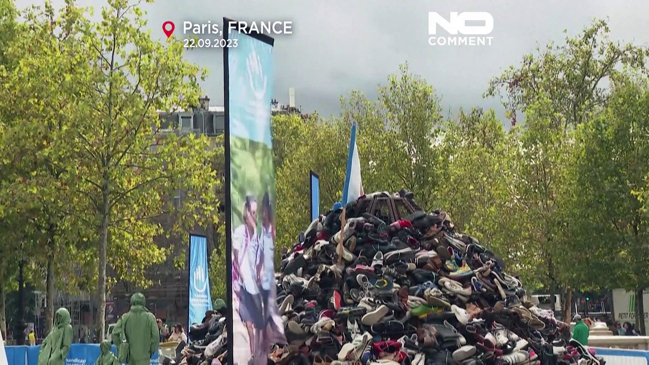 Gegen Streubomben: Schuh-Pyramide in Paris