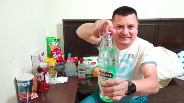 Abriendo una botella de licor para beber despues de el trabajo mientras platico con todos mis seguidores en una tertulia epica