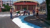 Vecinos cambian el celeste por blanco en las losetas que fueron pintadas por la Alcaldía cruceña