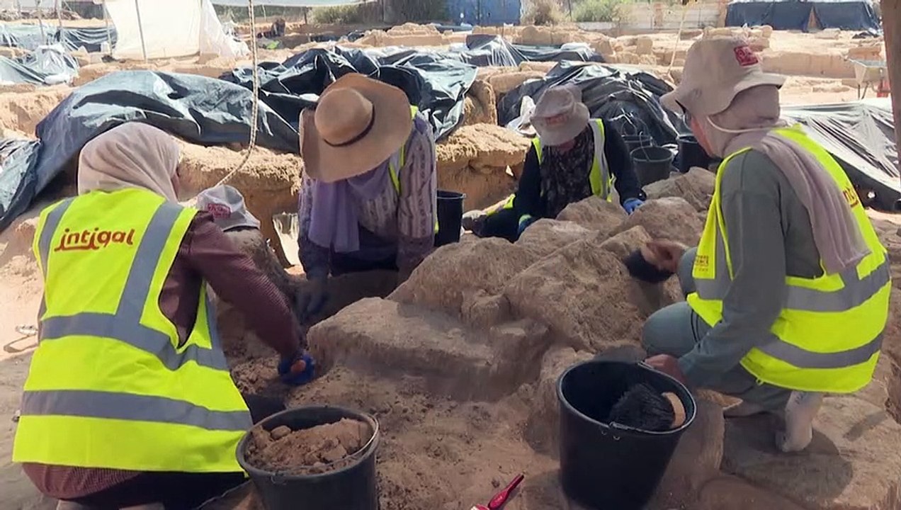 العثور على 4 قبور تعود لألفي عام ضمن أول مقبرة رومانية كاملة في غزة