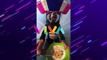 Aksi 'Pria Terbang' Menantang Maut Sambil Makan di Langit