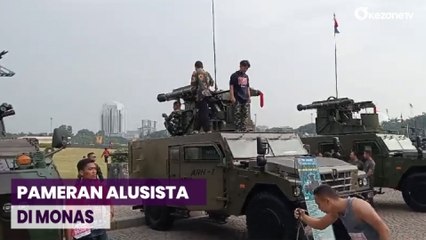 Télécharger la video: Pameran Alusista di Monas Sedot Perhatian, Warga Berswafoto hingga Naik Kendaraan Perang