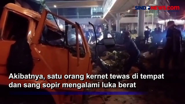 Dramatis! Detik-Detik Truk Tabrak Pohon di Pelabuhan Bakauheni