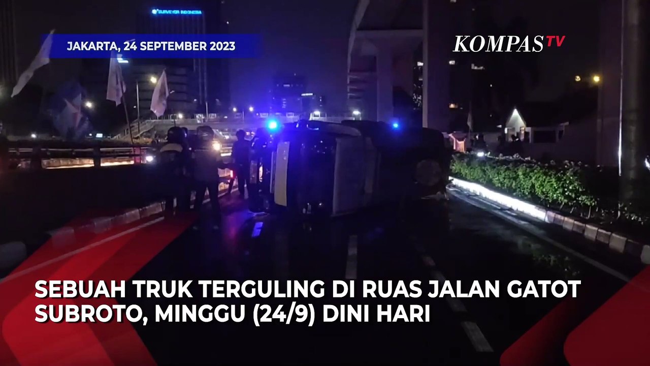 Truk Penangkut Air Terguling di Gatot Subroto, Sempat Tutup Badan Jalan