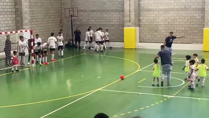 Señoras y señores esto es Bellingham: vean lo que hace este niño tras meter gol en el colegio