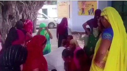 मथुरा: पोषाहार की खराब सामग्री की शिकायत पर पहुंचे सीडीपीओ