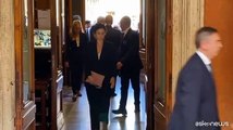Mattarella rende omaggio a Napolitano alla camera ardente in Senato