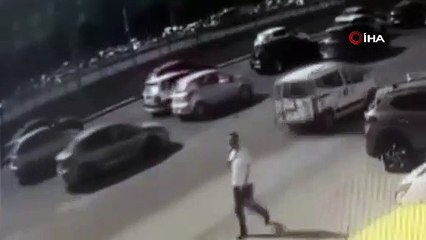 Bursa'da 4 aracın karıştığı kaza kamerada