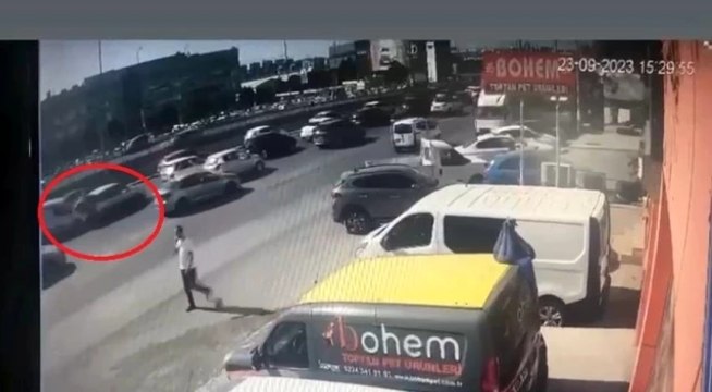 Bursa'da Hızla Gelen Hafif Ticari Araç Zincirleme Kaza Yaptı