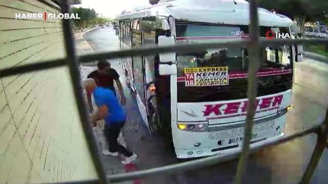 Midibüs şoförü ile yavru köpek inatlaştı, sonu mutlu bitti! 'Kendini sahiplendirdi'