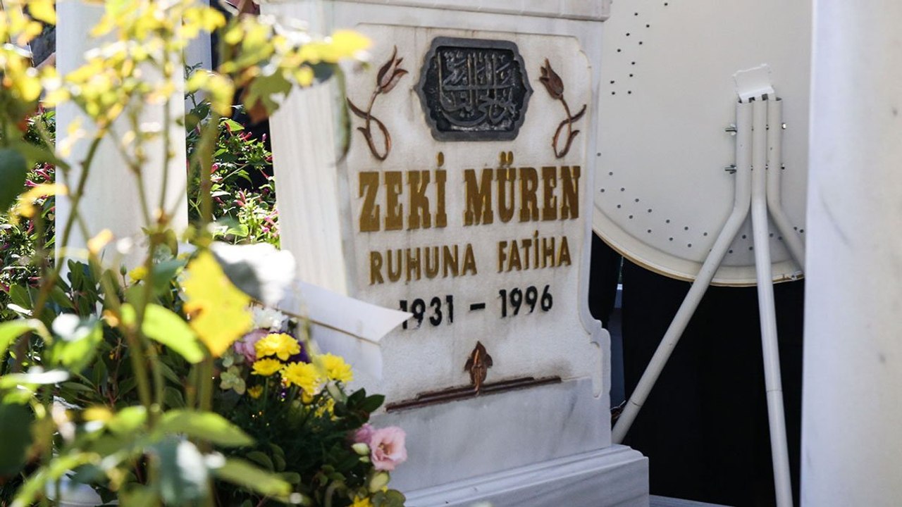 Zeki Müren vefatının 27'ncı yılında mezarı başında anıldı