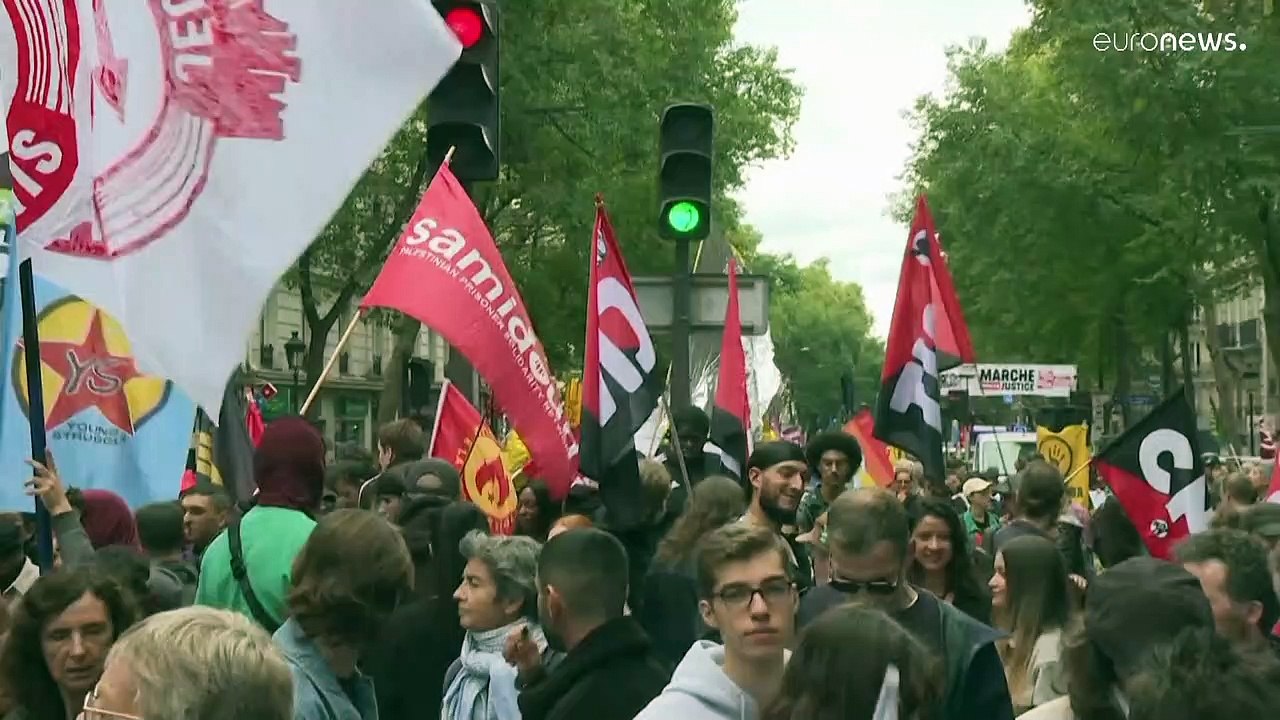 Οι Γάλλοι στους δρόμους κατά της αστυνομικής βί...