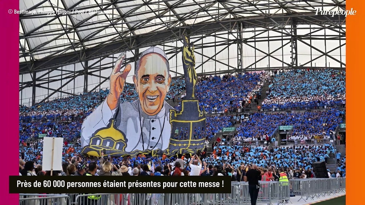 Emmanuel et Brigitte Macron : Regards amoureux pendant la messe historique du pape François au Vélodrome