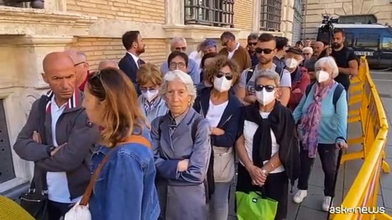 Napolitano, fuori dal Senato tanti cittadini in fila per rendere omaggio