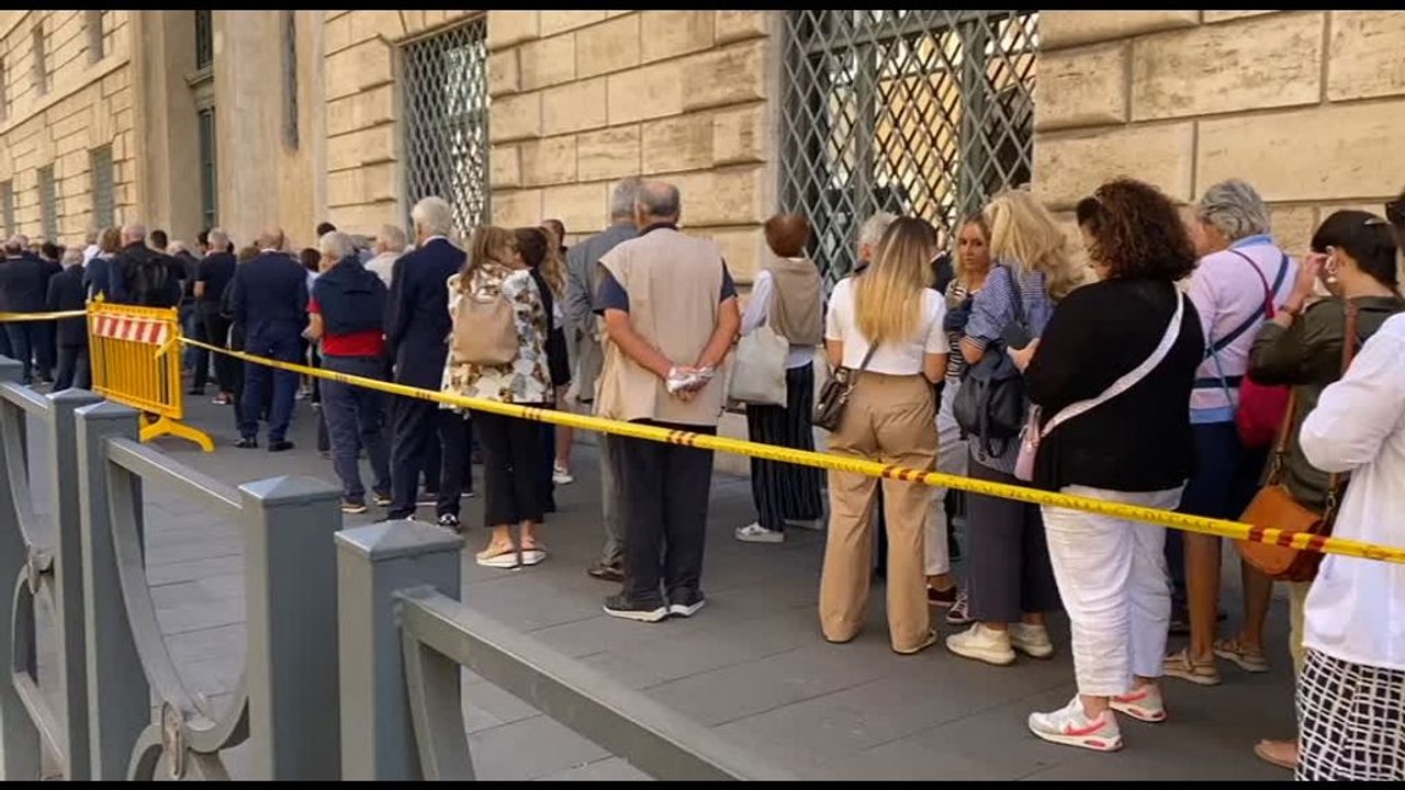 Napolitano, fuori dal Senato tanti cittadini in fila per rendere omaggio